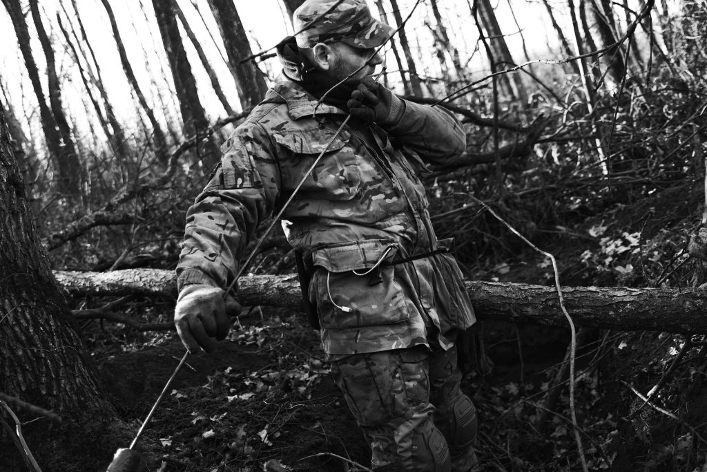 Sloviansk, Ucraina: Olexy, comandante di una unità di Black Tulip, annusa la sonda che ha infisso nel terreno per capire se vi sia la presenza di un cadavere.