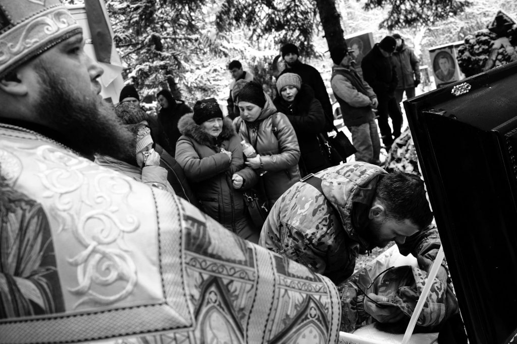Sloviansk, Ucraina: funerale di Denis, 21 anni, membro di una squadra di Black Tulip che ha il compito di recuperare i corpi dei soldati al fronte. Denis è morto per l'esplosione di una mina anticarro.