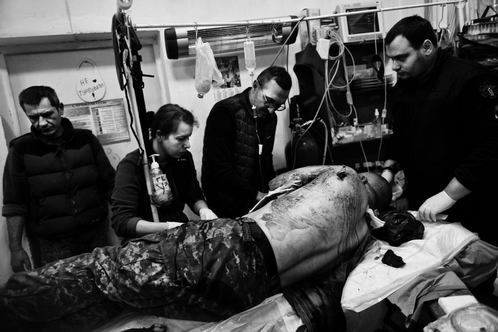 Centro di primo soccorso medico militare nella zona di Soledar: i medici stanno intervenendo su un soldato gravemente ferito.