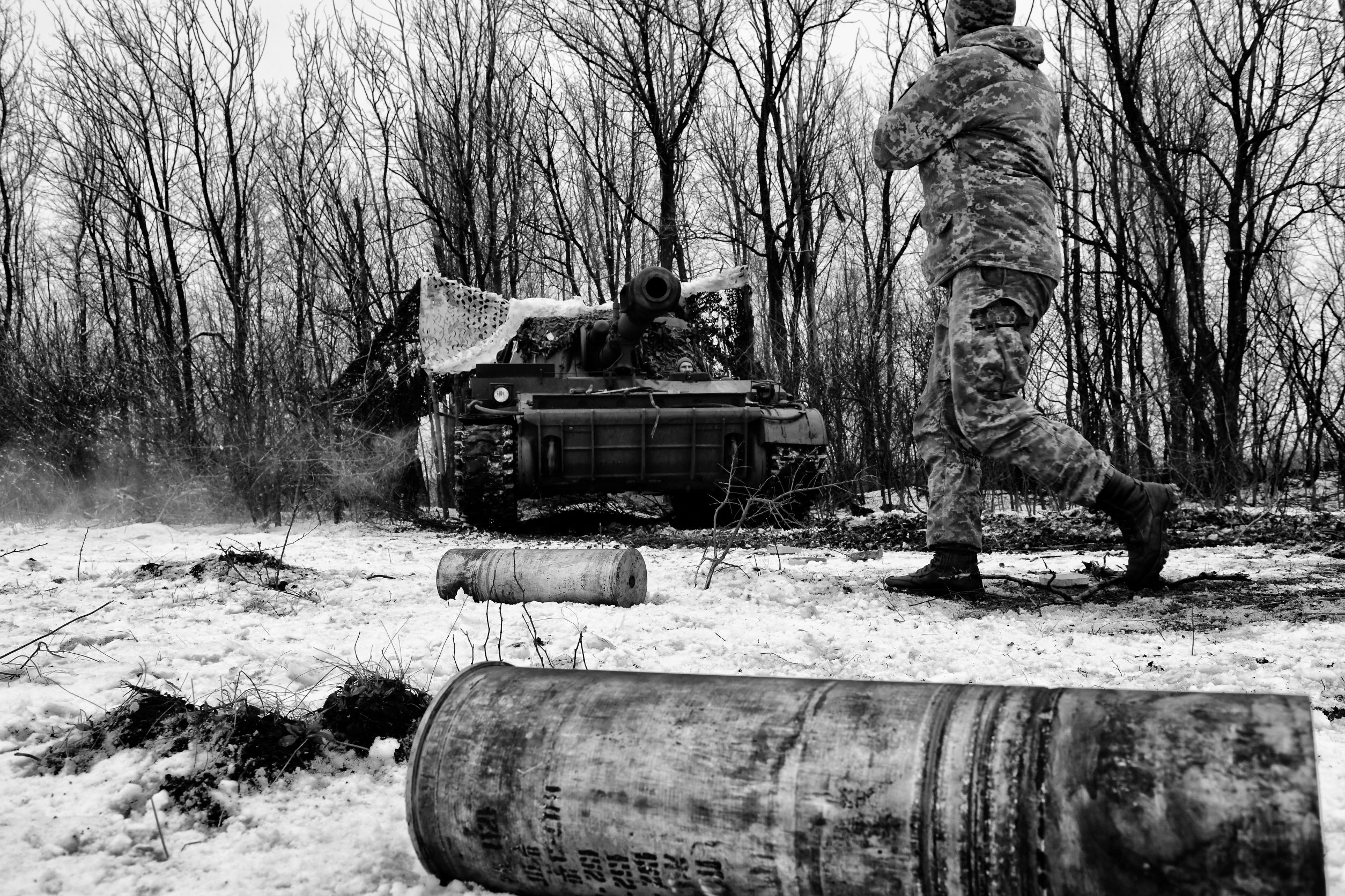 Guerra in Ucraina, posizioni di artiglieria sul fronte di Bakhmut: un soldato cammina di fronte a un tank